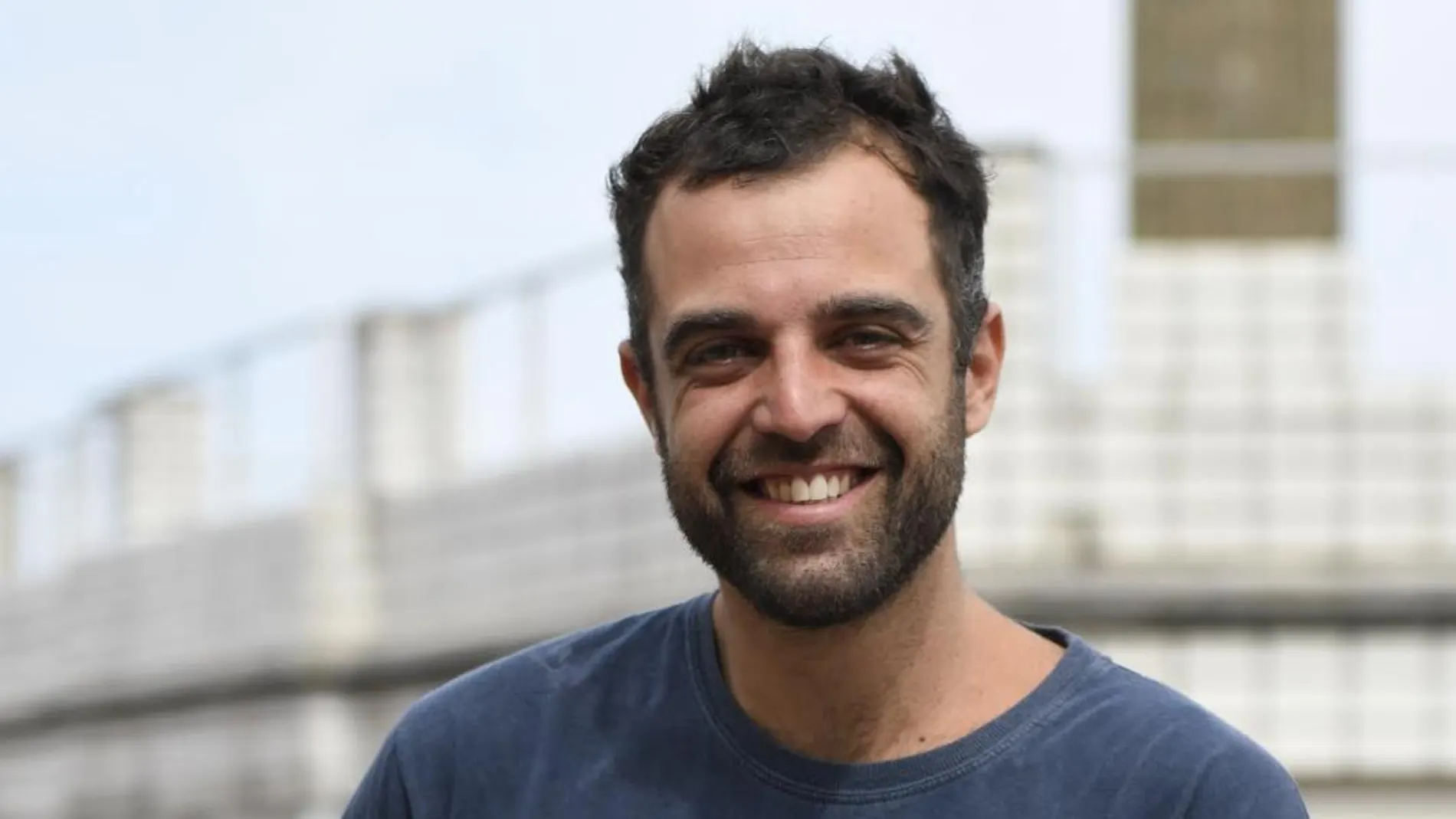 El músico, Marcos Soto, posa junto a su nuevo libro