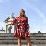 Rocío Flores con vestido camisero y botas cowboy.