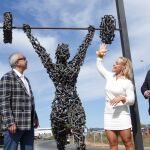 Lydia Valentín junto a su estatua y Eduardo Morán y Alejandro Blanco