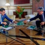 El presidente de la Junta de Andalucía, Juanma Moreno, y el líder del PSOE-A, Juan Espadas, en el Palacio de San Telmo