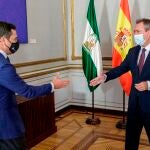 El presidente de la Junta de Andalucía, Juanma Moreno, y el líder del PSOE-A, Juan Espadas. EFE/ Julio Muñoz