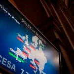 Vista de un panel de la Bolsa de Madrid con las primas de riesgo europeas