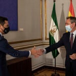 El presidente de la Junta, Juanma Moreno (i), durante su reunión con el secretario general del PSOE-A, Juan Espadas (d)