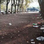 Aspecto del parque de la Devesa tras el botellón