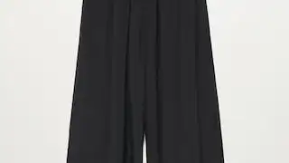 Pantalón de tejido fluido con diseño acampanado.