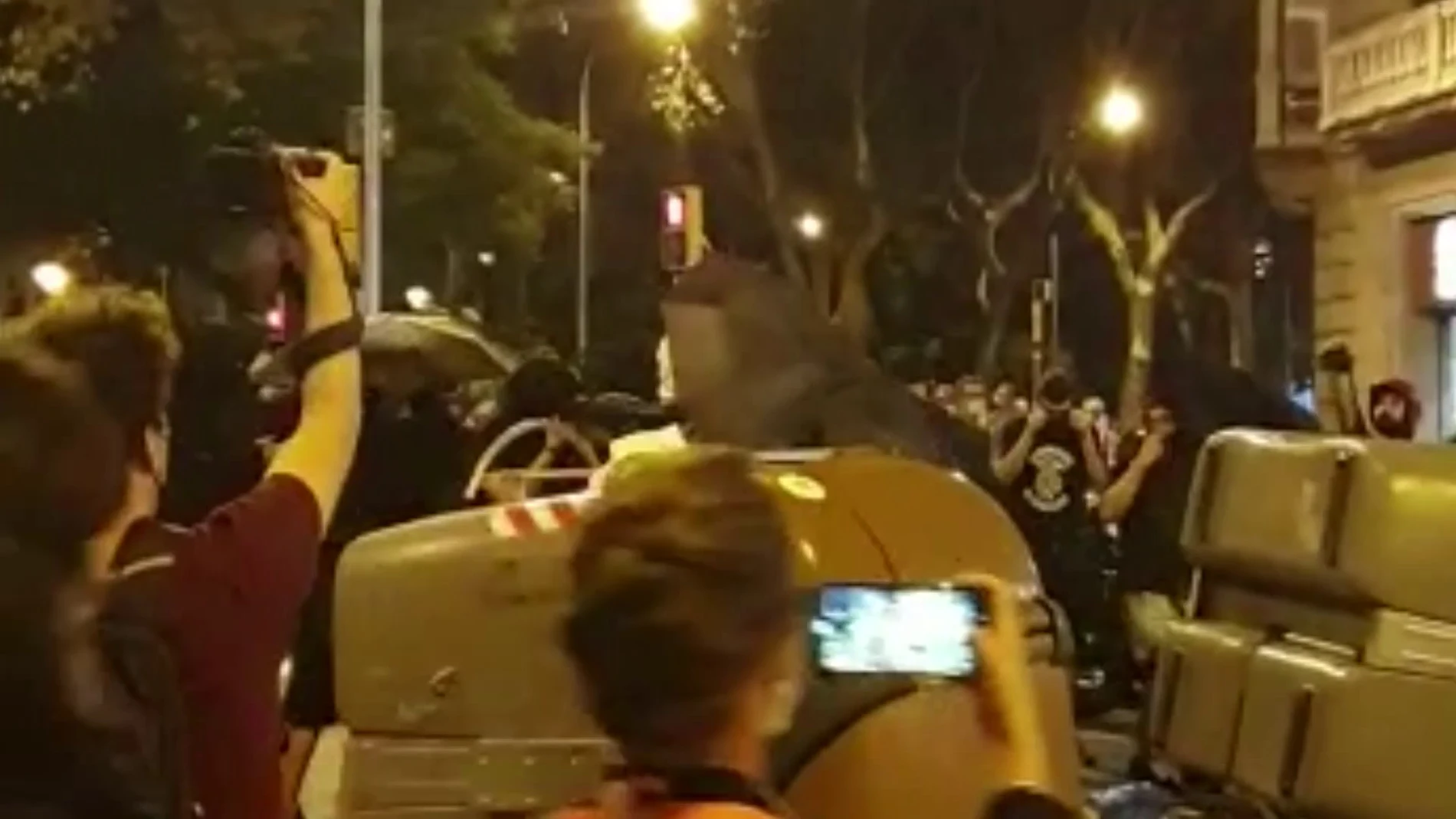 Los CDR acosan a la Policía y queman contenedores en Vía Layetana