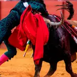 GRAF3902. SEVILLA, 02/10/2021.- El diestro Diego Urdiales con su segundo toro, durante la corrida de la Feria de San Miguel celebrada este sábado en la plaza de toros de La Maestranza, en Sevilla. EFE/Raúl Caro