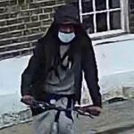 Las autoridades han logrado, al menos, una imagen del hombre que tienen que identificar. POLICÍA METROPOLITANA DE LONDRES