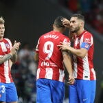 Koke y Trippier felicitan a Luis Suárez al marcharse sustituido