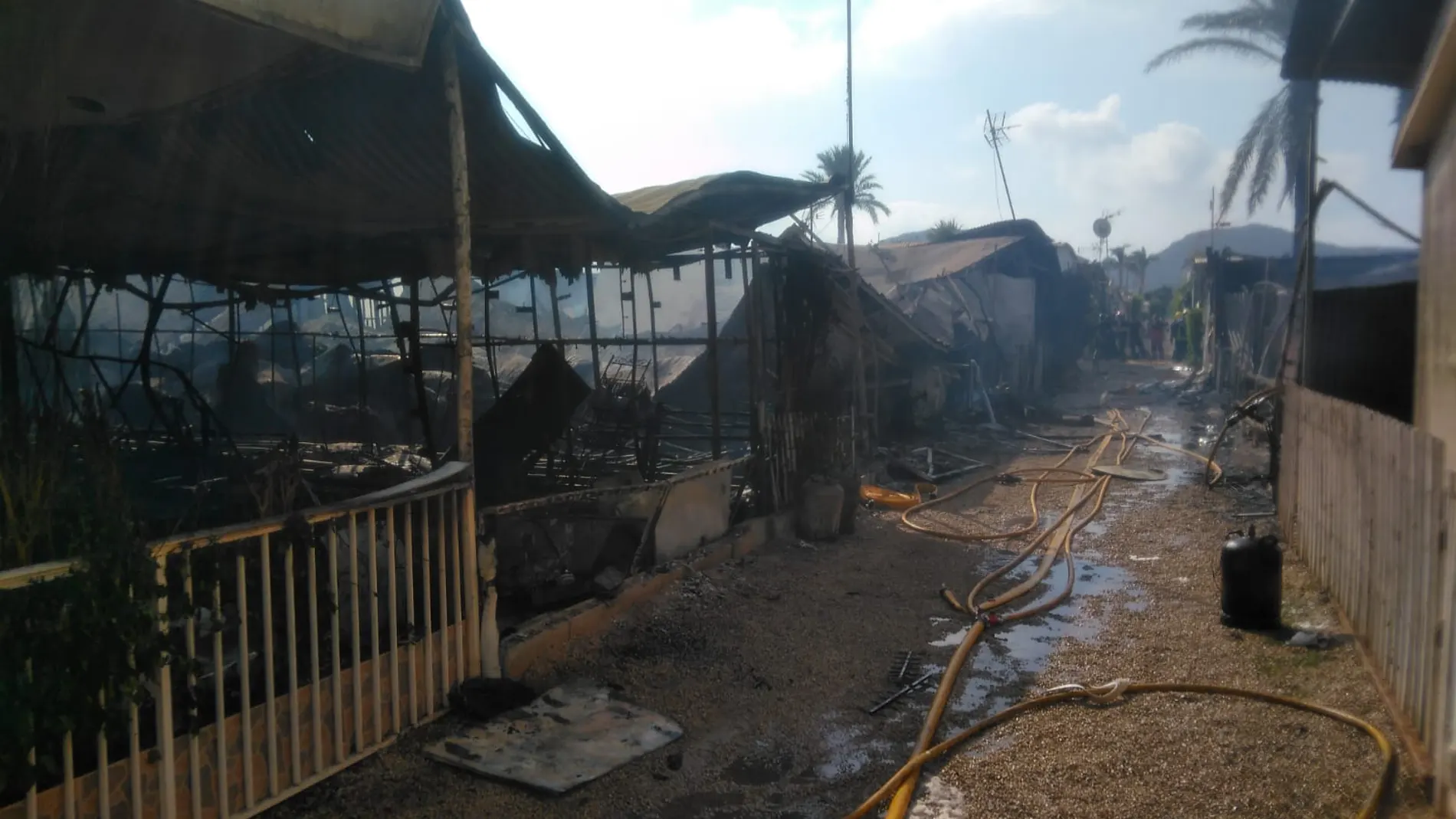 Imagen facilitada por los Bomberos que se retiran de la zona del incendio de Camping Villas Caravaning