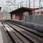 Varios pasajeros esperan en uno de los andenes de la estación de Chamartín durante la tercera jornada de huelga de maquinistas de Renfe