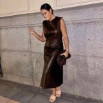 Vicky Martín Berrocal con el vestido de piel de Massimo Dutti.