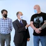 El presidente de las Cortes de Castilla y León, Luis Fuentes, inaugura la jornada "El bullying. Experiencia directa", que organiza Grupo Tribuna, en la que intervienen el profesor y divulgador Juan Carlos López (I), y el exjugador de baloncesto profesional Iñaki Zubizarreta (D)