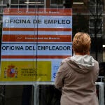 Una mujer observa un anuncio de una Oficina del Servicio Público de Empleo Estatal (SEPE