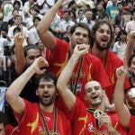 Pepu, junto a Pau y los jugadores campeones del mundo en Japón 2006