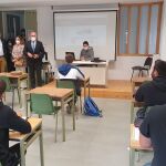 El consejero Jesús Julio Carnero durante su visita al CIFP de Almázcara para firmar el acuerdo con Eduardo Morán, presidente de la Diputación de León