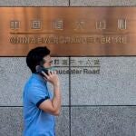 Un hombre pasa por el China Evergrande Center en Hong Kong, China, a 4 de octubre de 2021