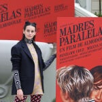 La actriz Milena Smit posa en el photocall de ‘Madres Paralelas’ en el Hotel Ritz, a 4 de octubre de 2021, en Madrid, (España).