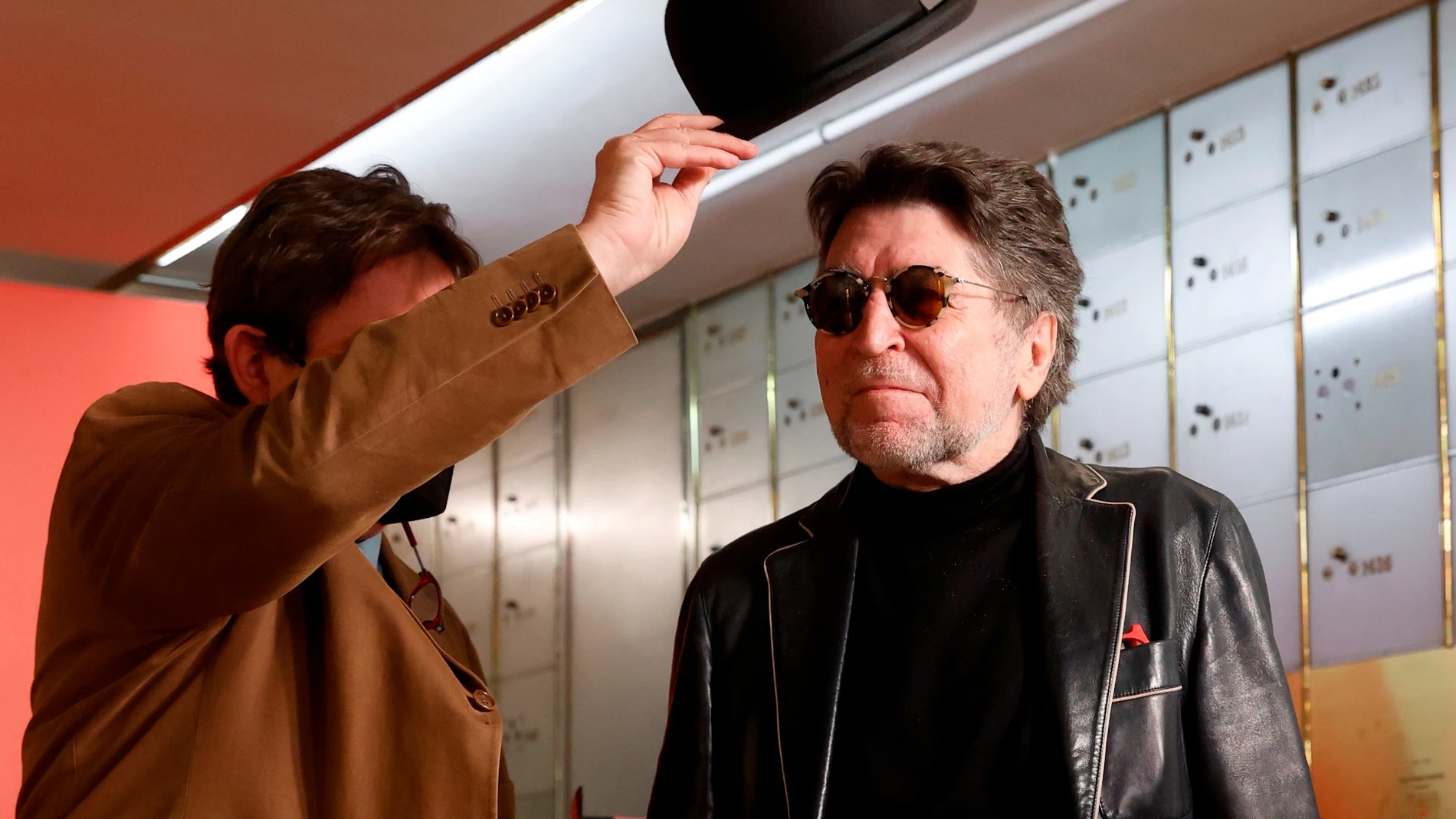 Joaquín Sabina y el presidente del Instituto Cervantes, Luis García Montero