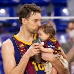 Pau Gasol, con su hija después de su último partido con el Barça
