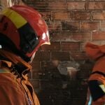 Bomberos act&uacute;an en el incendio en una vivienda