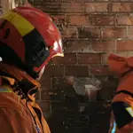 Bomberos actúan en el incendio en una vivienda