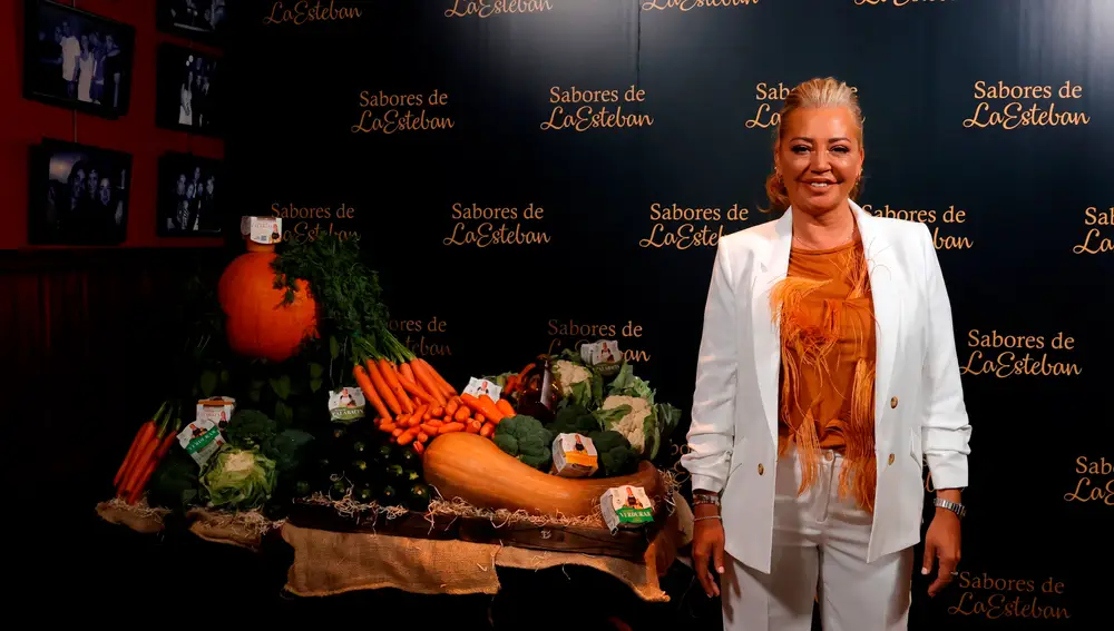 GRAF5761. MADRID, 05/10/2021.- La colaboradora de televisión Belén Esteban presenta este martes sus nuevos productos de Sabores de la Esteban en el Museo Chicote de Madrid. EFE/Zipi
