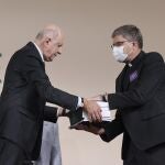 El presidente de la comisión, Jean-Marc Sauve, entrega copia del informe al obispo Eric de Moulins-Beaufort