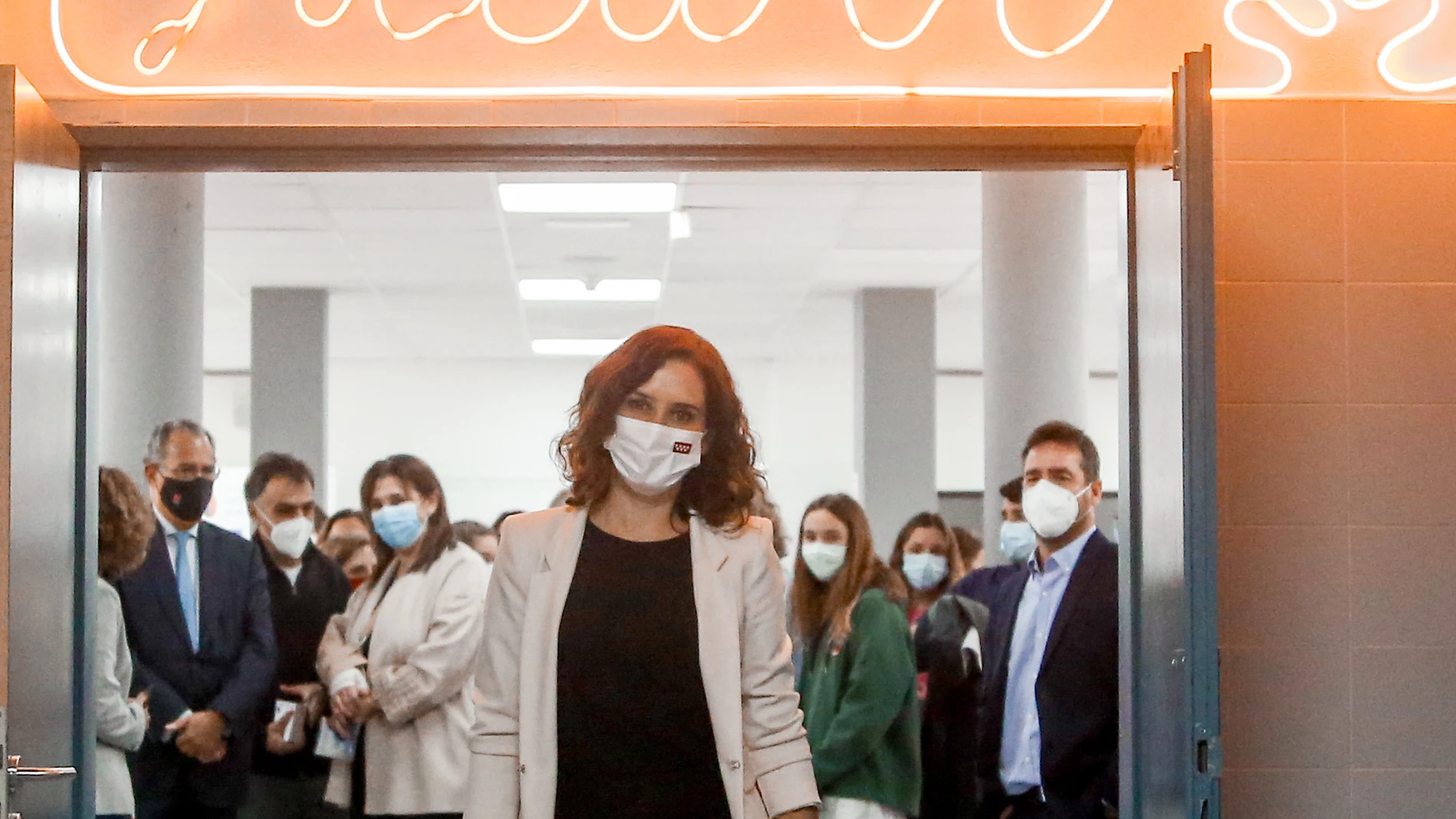 La presidenta de la Comunidad, Isabel Díaz Ayuso, durante una visita al IES Gerardo Diego de Pozuelo de Alarcón con motivo del Día Mundial del Docente