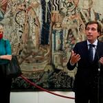 José Luís Martínez Almeida, junto a su antecesora en el cargo Manuela Carmena