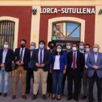 López Miras, en el encuentro de alcaldes, y portavoces, con la Línea 1 de Cercanías cerrada