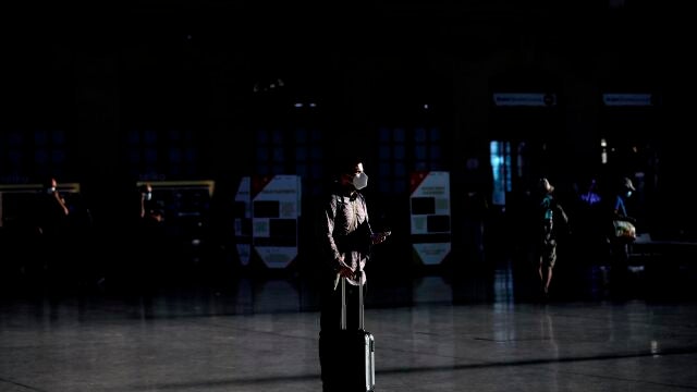 Un pasajero espera en la estación de tren de Valencia