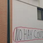 Pintada de un negacionista en una pared de Málaga