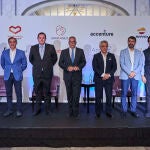 De izquierda a derecha: José Antonio Hernández, de Repsol; Antonio Cimorra, de AMETIC; Rafael Espinosa de los Monteros, de Kaudal; Carlos Izquierdo, consejero de Digitalización de la C. de Madrid; Andrés Navarro, consejero delegado de LA RAZÓN; Roberto López, periodista; Pablo Rivas, de Global Alumni y Clara Jiménez, de Accenture.