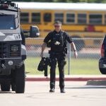Una portavoz del Departamento de Policía de Arlington dijo que los agentes respondieron a un tiroteo en la escuela