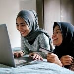 Las mujeres, los jóvenes y las personas mayores cuentan con los peores indicadores en literatura financiera, según un informe de la OCDE.