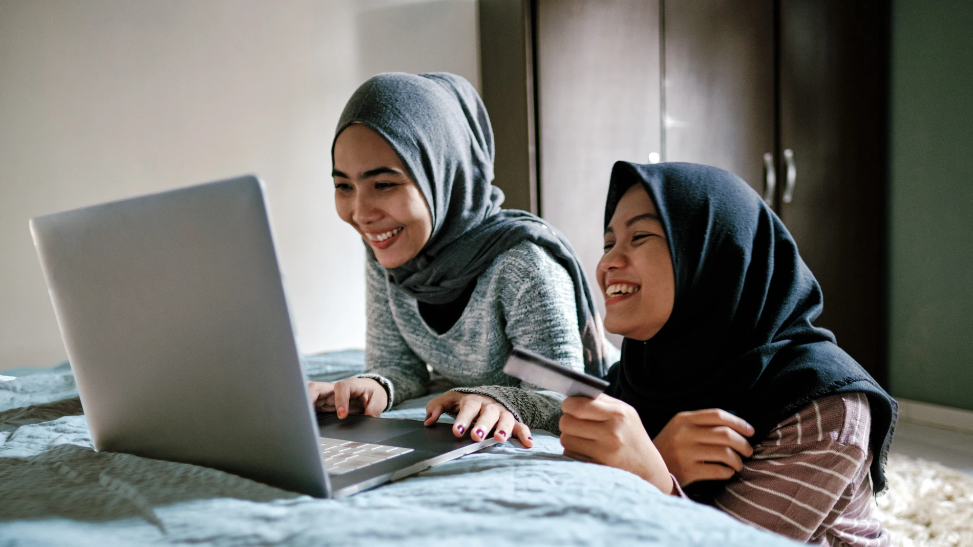 Las mujeres, los jóvenes y las personas mayores cuentan con los peores indicadores en literatura financiera, según un informe de la OCDE.