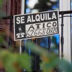 Vista de un cartel de alquiler de vivienda en Madrid