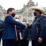El presidente de Perú, Pedro Castillo, saluda al dimitido Guido Bellido el pasado agosto