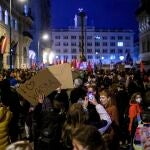 Manifestantes protestan en Viena frente a la sede del Partido Popular de Austria (ÖVP), la formación de Sebastian Kurz