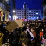 Manifestantes protestan en Viena frente a la sede del Partido Popular de Austria (ÖVP), la formación de Sebastian Kurz