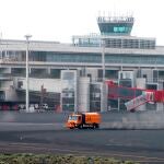 La acumulación en sus pistas de ceniza expulsada por el volcán debido a un cambio en los vientos dominantes en La Palma ha dejado inoperativo el aeropuerto de la isla