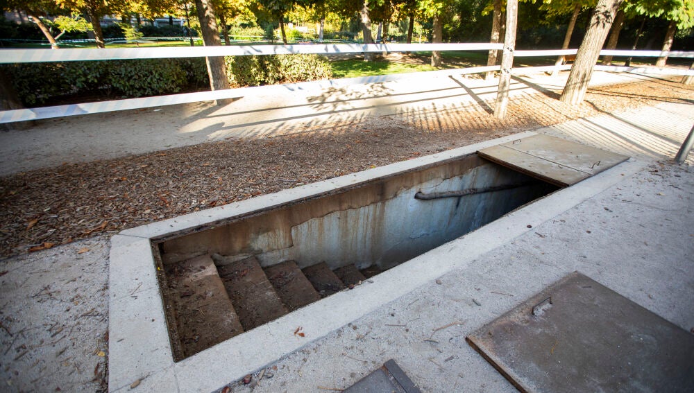 Una de las tres entradas del refugio en el Parque de El Retiro y única accesible