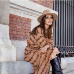 Sara Carbonero con vestido y botas.