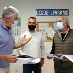 El director del Centro Penitenciario de Villanubla, Carlos Blanco (I), charla con dos de los miembros del consejo de redacción de la revista “Desde el Páramo”, Luis Miguel Pérez (C), y Julio Martínez, que ha visto la luz en el mes de septiembre, desde este centro penitenciario