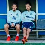 Koke y Busquets, en el banquillo, durante un entrenamiento de la selección