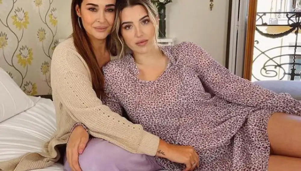 Vicky Martín Berrocal junto a Alba Díaz.