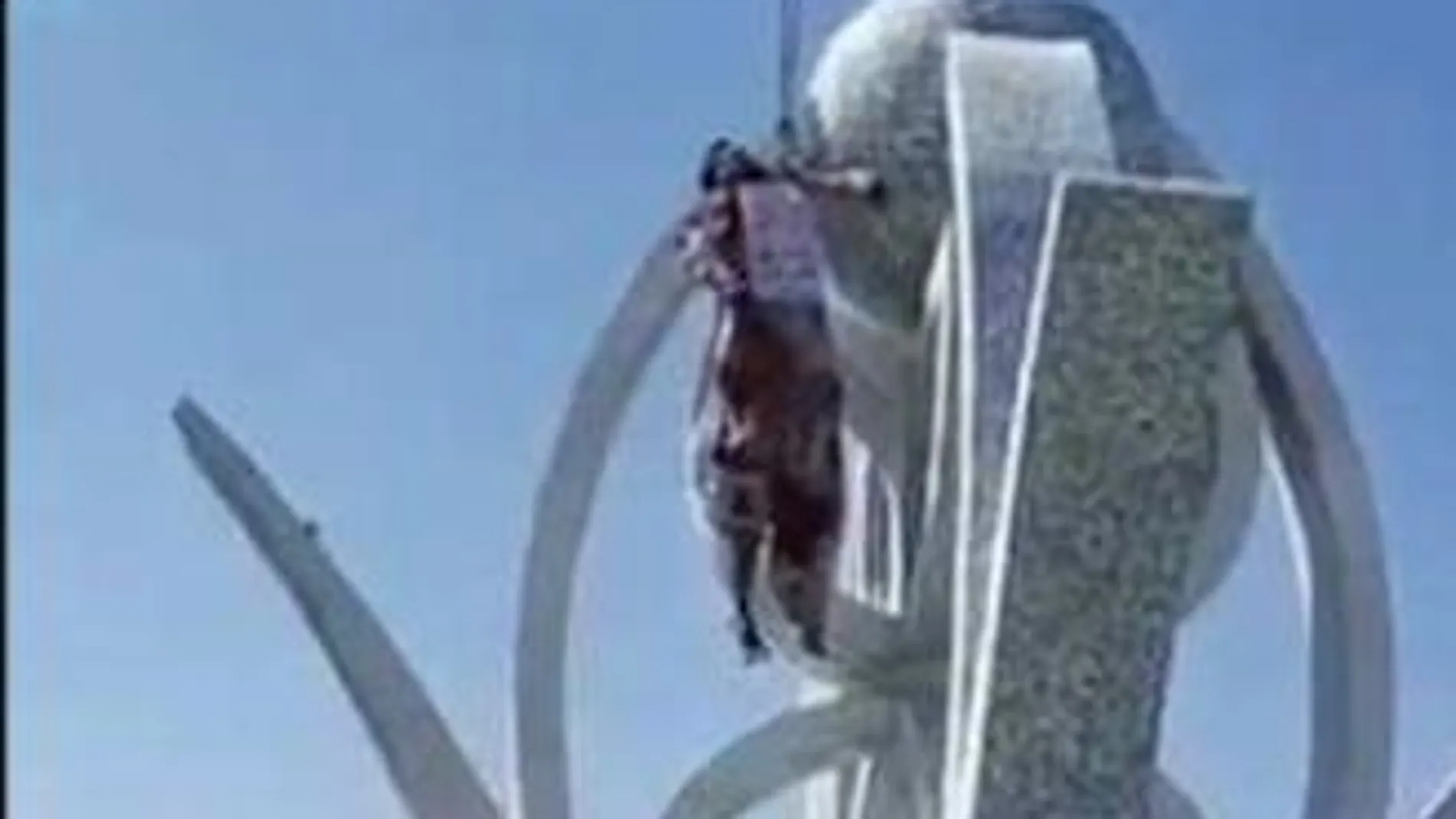 UUn hombre es ejecutado por los talibanes en Herat por el sistema de la utilización de una grua.