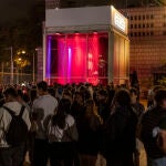 Grupos de jóvenes en las inmediaciones de un local de ocio nocturno en Barcelona