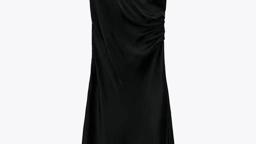 Vestido drapeado de tirantes en color negro, de Zara